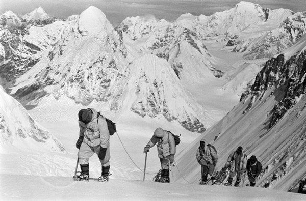 △1960年5月，中國登山隊隊員在海拔7150米的冰雪坡上行進(jìn)。