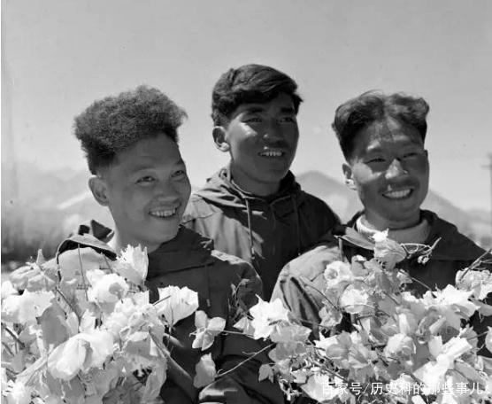 △1960年5月25日凌晨4點20分，中國登山隊隊員成功登上珠穆朗瑪峰。（右起）王富洲、貢布（藏族）和屈銀華。